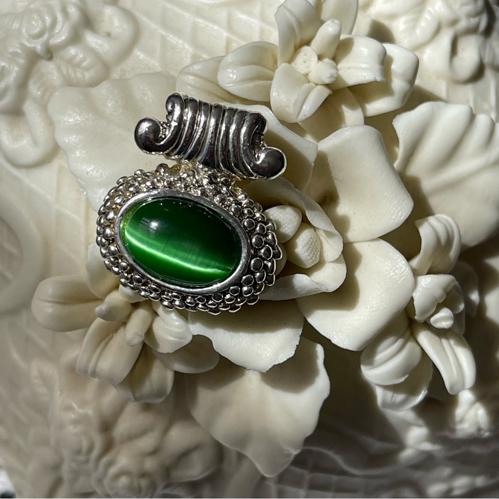 VINTAGE | Green Cat Eye Type Center Stone Silver Tone Pendant
